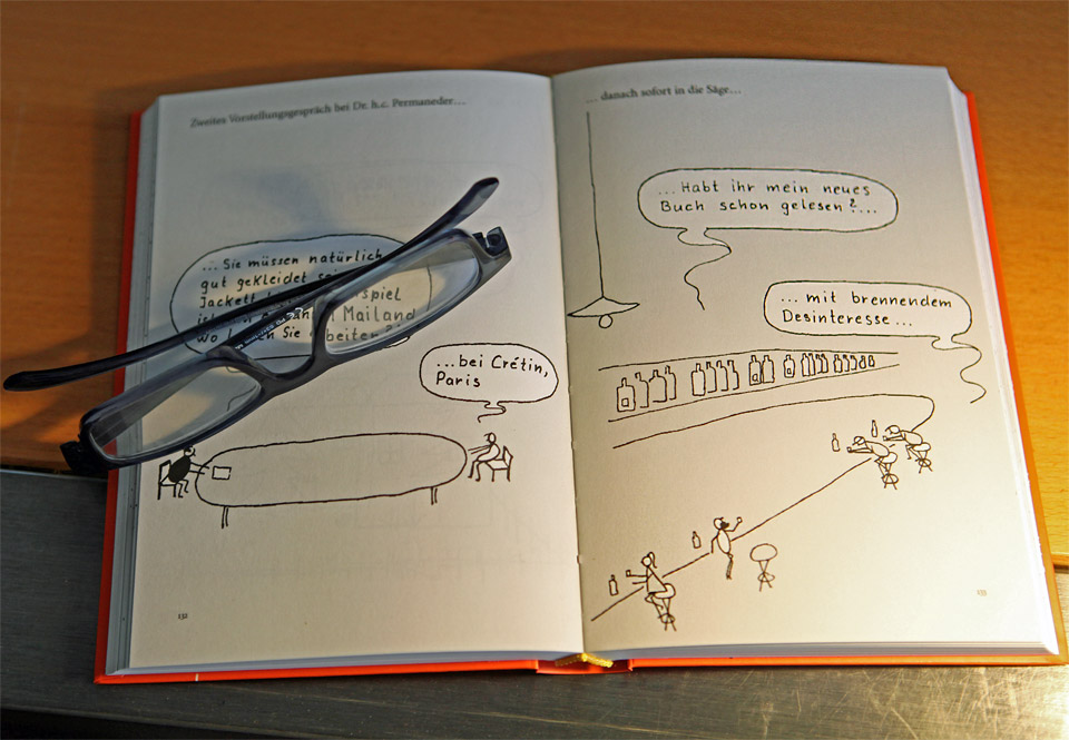 Das Cartoonbuch "Es wird böse enden" aufgeschlagen zum Lesen auf einer Tisch-Unterlage liegend mit Lesebrille auf einer Seite und auf der anderen Seite der Strichmännchen-Cartoon "Habt ihr mein neues Buch schon gelesen ? ... mit brennendem Desinteresse ..."